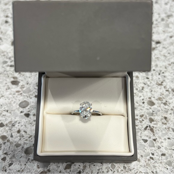 One laboratory grown oval brilliant diamond set in an 18 karat white gold ring. - Picture 7 of 7